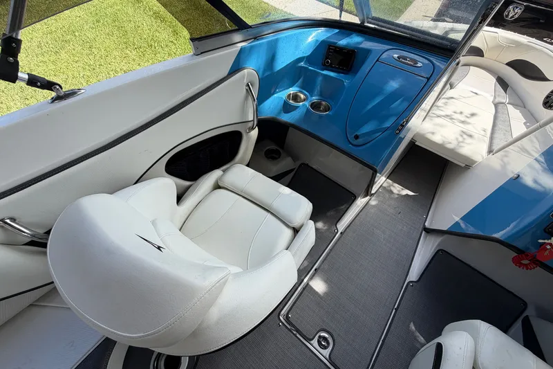 Slide: The Image of Interior de un barco Campion Allante 180 de 2021 con asientos blancos y detalles azules. - 16
