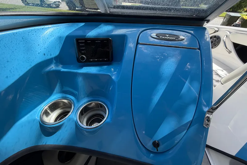 Slide: The Image of L'immagine mostra il cockpit di un Campion Allante 180 del 2021 con rifiniture blu. - 20