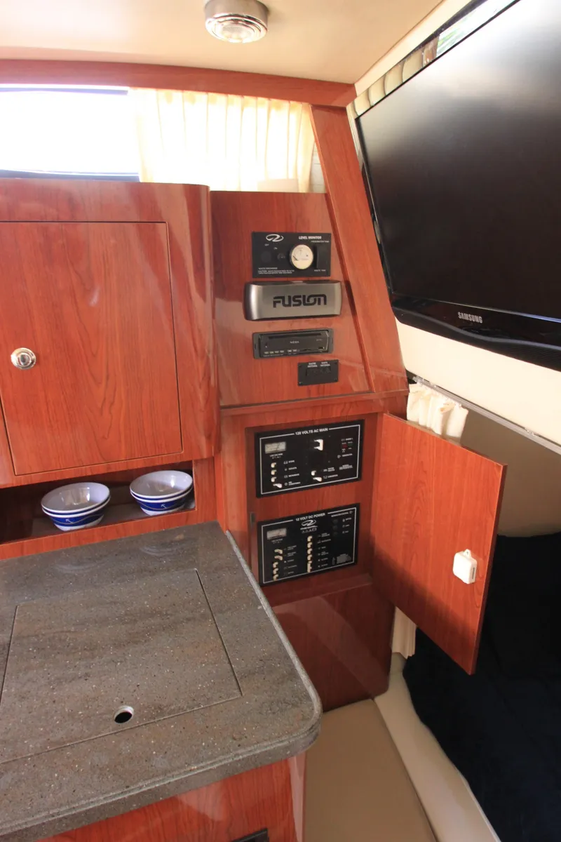 Slide: The Image of Innenraum der Regal 2860 Window Express 2011 mit Holzschränken und Elektronik. - 19