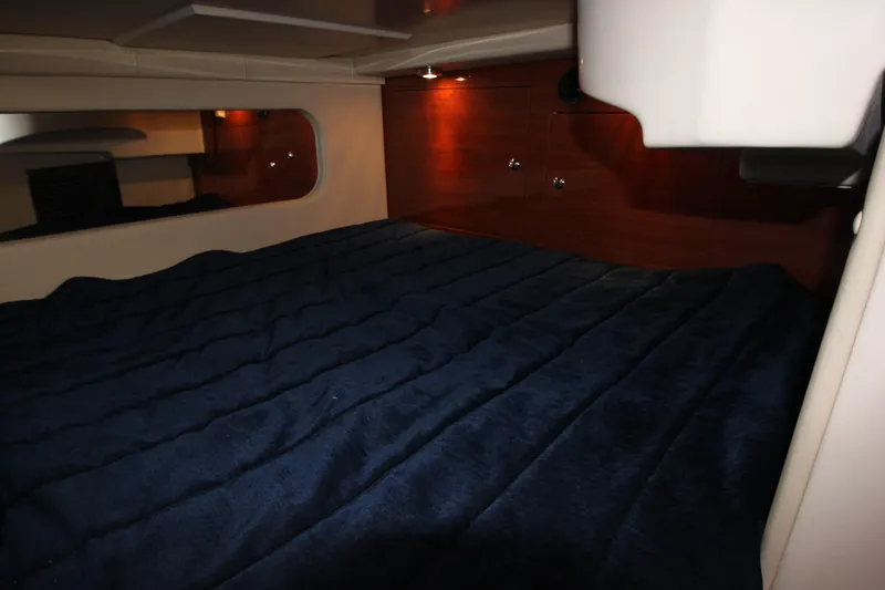 Slide: The Image of Innenraum einer Regal 2860 Window Express von 2011 mit einem großen Bett und Holzwänden. - 11
