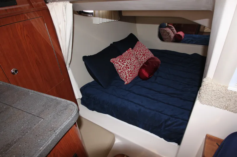 Slide: The Image of Die Kabine der Regal 2860 Window Express von 2011 zeigt ein gemütliches Bett mit blauer Bettwäsche. - 13
