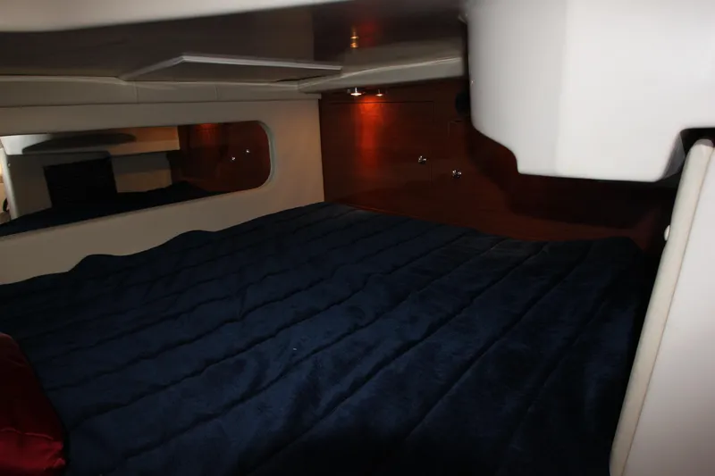 Slide: The Image of Die Kabine der Regal 2860 Window Express von 2011 zeigt ein gemütliches Bett mit blauer Decke. - 12