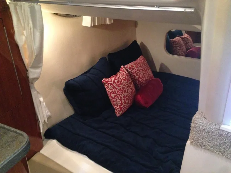 Slide: The Image of Die Kabine der Regal 2860 Window Express von 2011 zeigt ein gemütliches Bett mit dekorativen Kissen. - 10