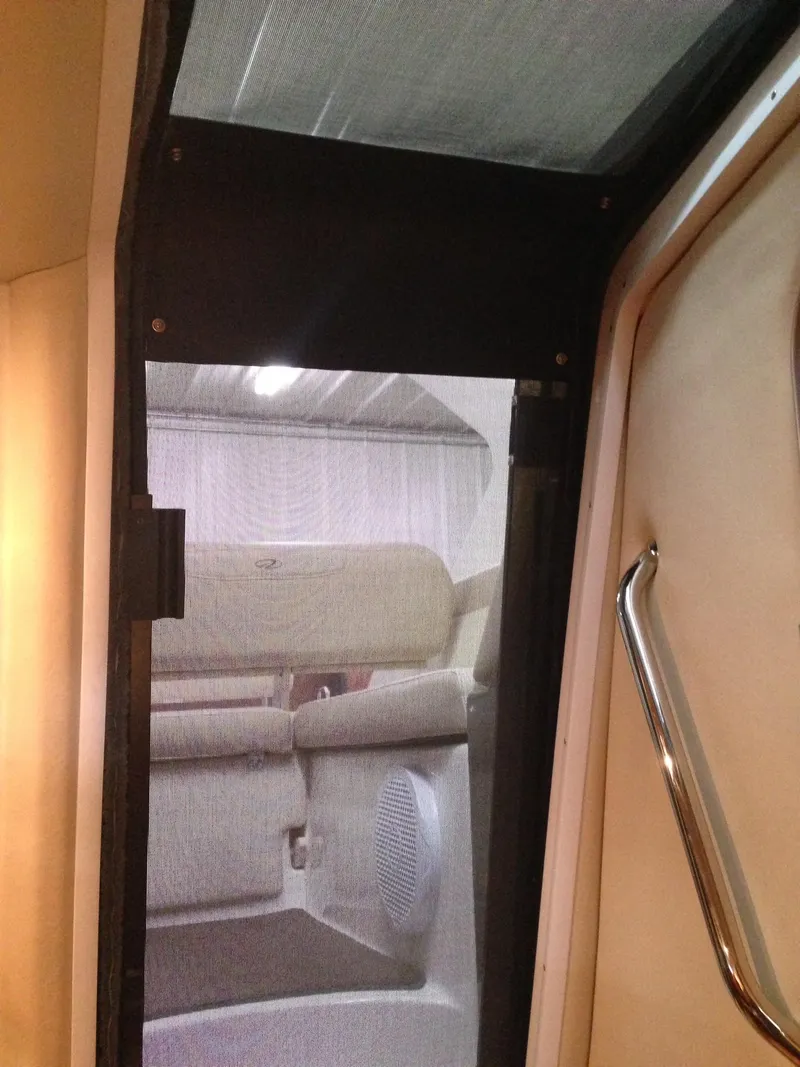 Slide: The Image of Innenansicht einer Regal 2860 Window Express von 2011 mit einem Fenster und einem Handlauf. - 9