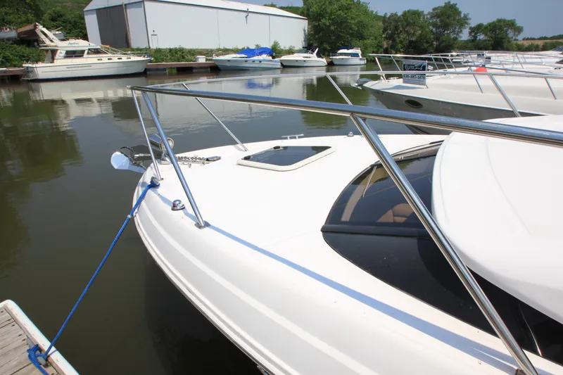 Slide: The Image of Ein Regal 2860 Window Express Boot von 2011 liegt an einem ruhigen Dock. - 24