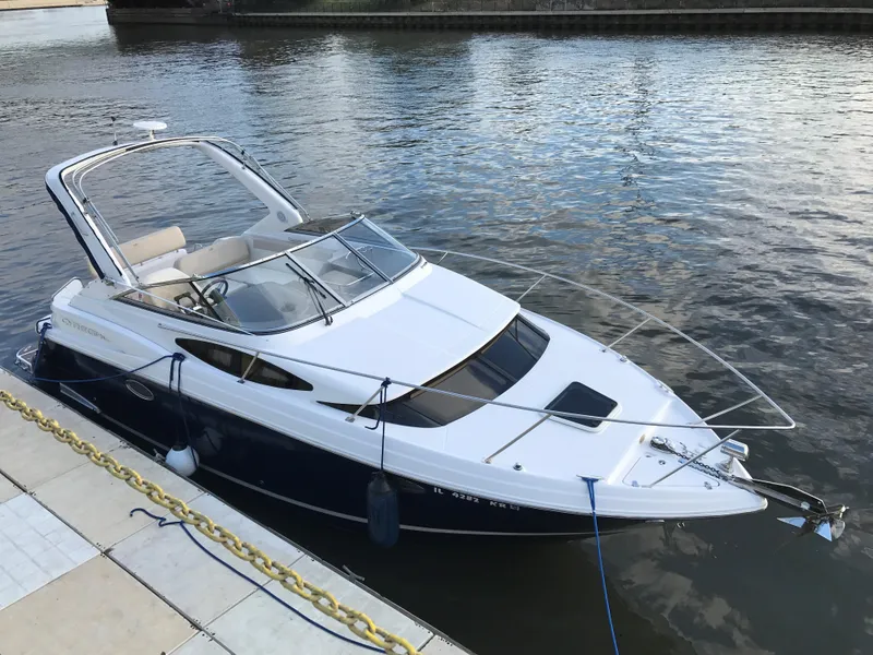 Slide: The Image of Ein Regal 2860 Window Express von 2011 liegt am Dock. Es hat ein elegantes Design und ein geräumiges Cockpit. - 27