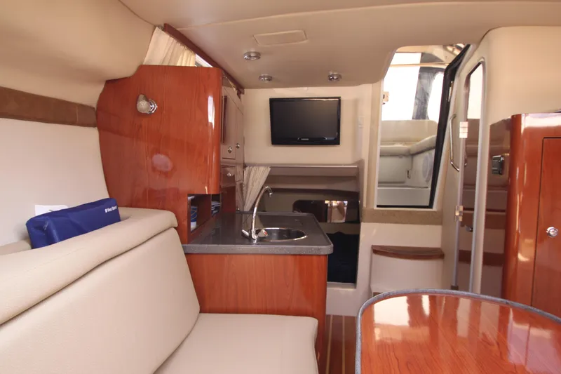 Slide: The Image of Innenraum einer Regal 2860 Window Express von 2011 mit eleganter Holzverkleidung und moderner Ausstattung. - 6
