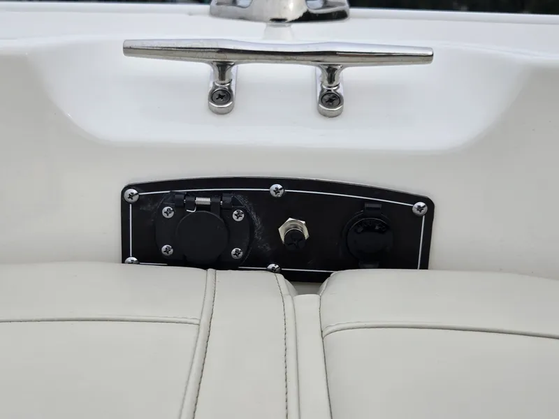 Slide: The Image of Boston Whaler 170 Montauk 2026 - 24