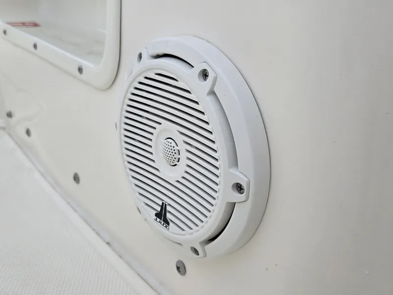 Slide: The Image of Boston Whaler 170 Montauk 2026 - 19
