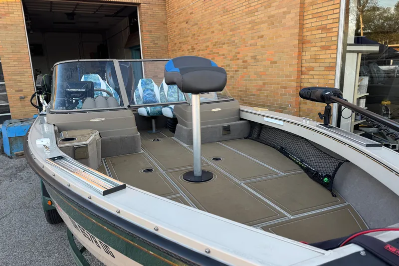 Slide: The Image of 2003 Crestliner Tournament 202 SC fishing boat with spacious deck and seating. - 25