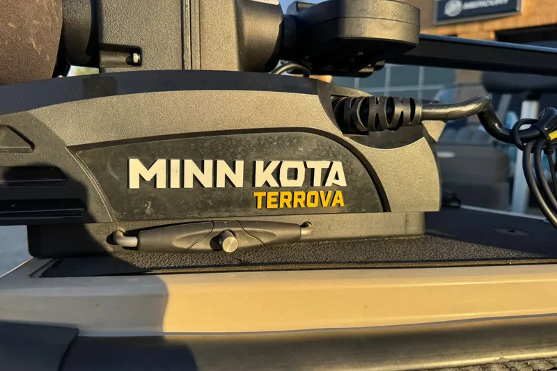 Slide: The Image of Minn Kota Terrova motor on 2003 Crestliner Tournament 202 SC boat. - 23
