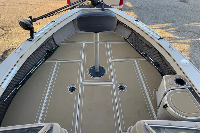 Slide: The Image of 2003 Crestliner Tournament 202 SC boat deck with seating and storage compartments. - 19