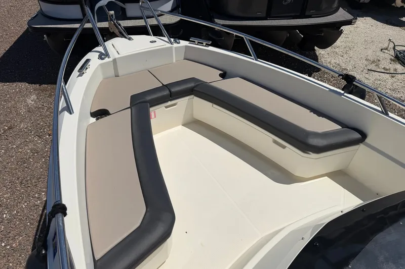 Slide: The Image of De afbeelding toont het boeggedeelte van een Parker Poland 690 Sport boot uit 2021 met kussens. - 16