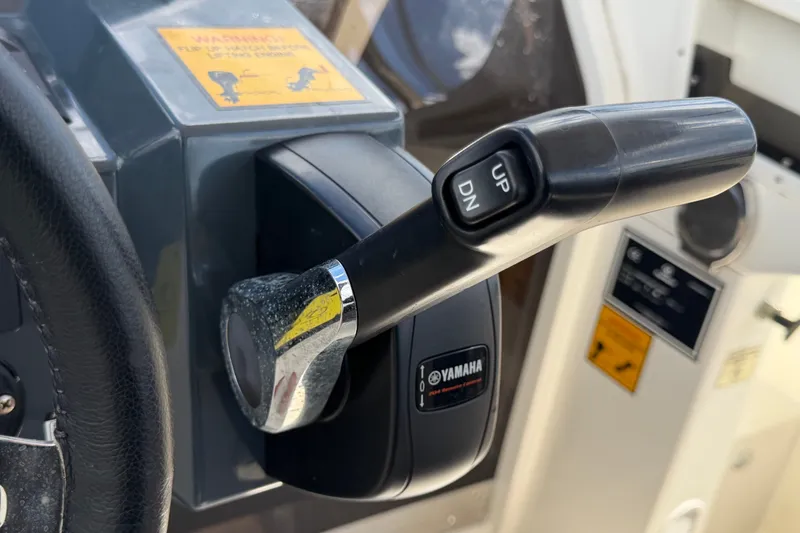 Slide: The Image of Throttle control lever on a 2021 Parker Poland 690 Sport boat. - 27