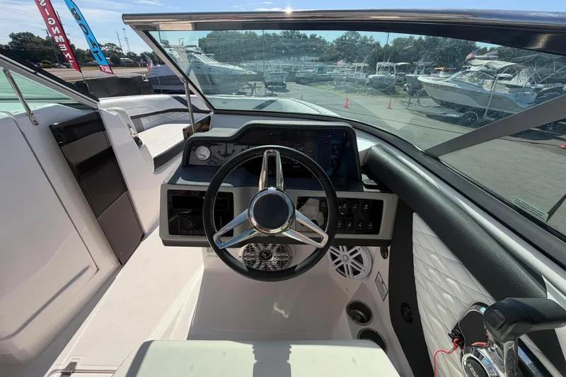 Slide: The Image of Innenansicht des Steuerstands eines Regal 26 FasDeck 2021 Bootes. - 31