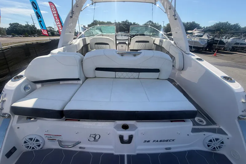 Slide: The Image of Regal 26 FasDeck 2021 con lujoso interior blanco. - 15