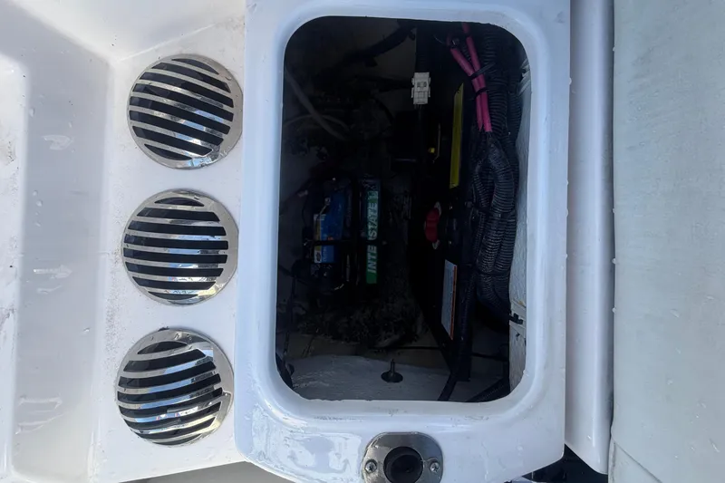 Slide: The Image of Compartiment moteur Regal 26 FasDeck 2021 avec grilles de ventilation. - 17