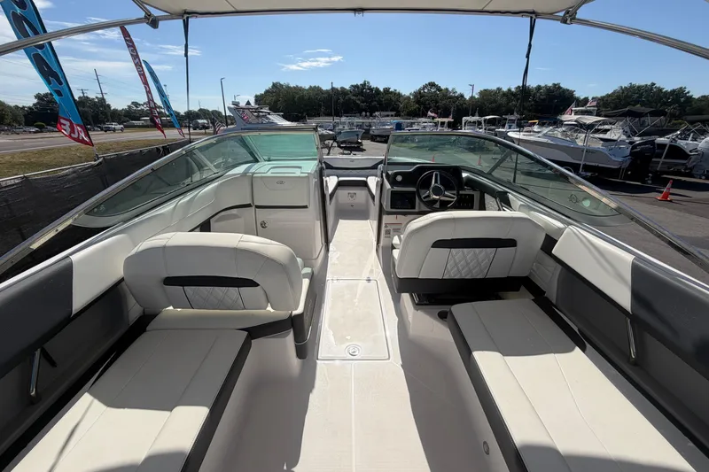 Slide: The Image of Vista interior de un barco Regal 26 FasDeck 2021. - 26