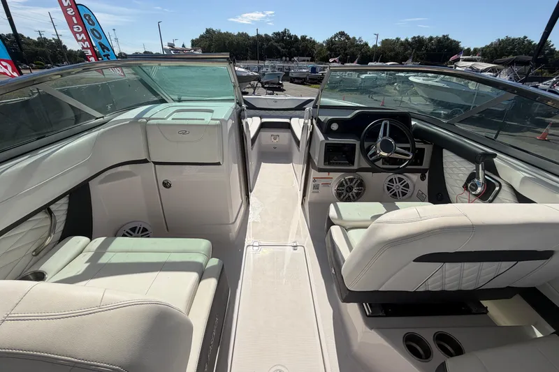Slide: The Image of Interieur van een 2021 Regal 26 FasDeck boot met moderne zitplaatsen. - 39