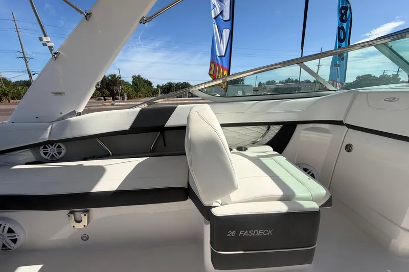 Slide: The Image of Interior del Regal 26 FasDeck 2021 con asientos blancos. - 27