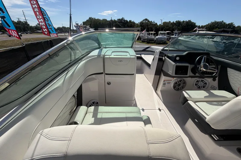 Slide: The Image of Interior de un barco Regal 26 FasDeck 2021, diseño moderno. - 40