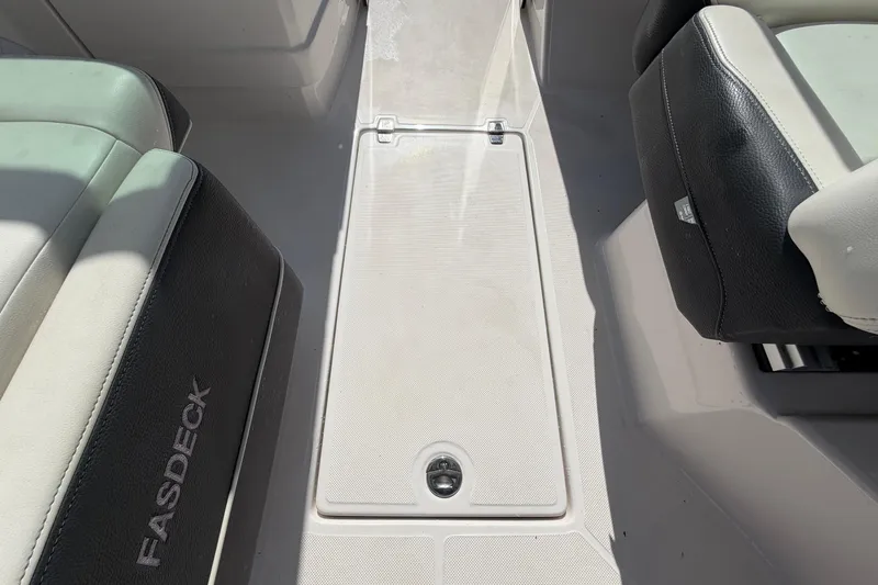 Slide: The Image of Suelo del barco Regal 26 FasDeck 2021 con escotilla de almacenamiento. - 36