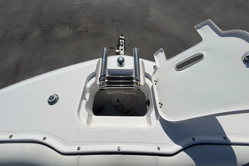 Slide: The Image of Regal 26 FasDeck 2021 Boot mit offener Ankerklappe. - 49