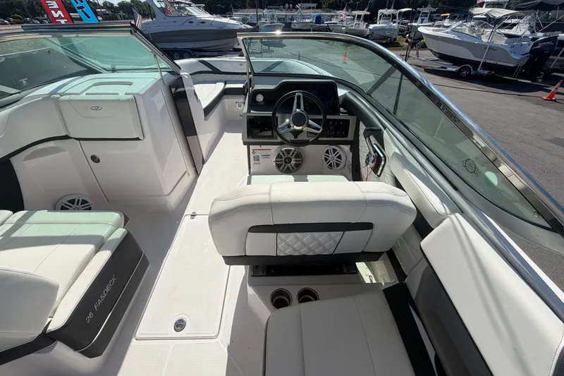 Slide: The Image of Interieur van een 2021 Regal 26 FasDeck boot, modern ontwerp. - 29