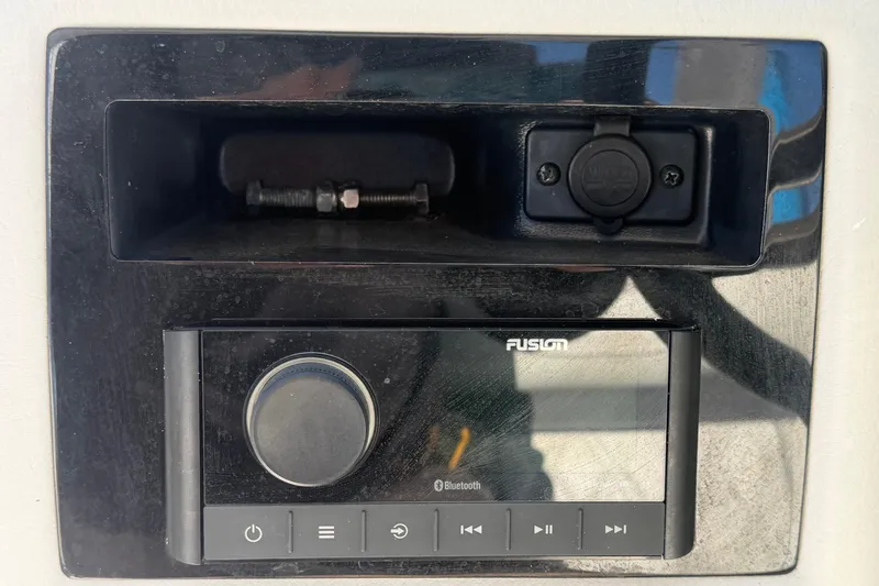 Slide: The Image of Control Bluetooth Fusion en Regal 26 FasDeck 2021. - 34