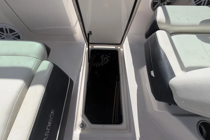 Slide: The Image of Intérieur du bateau Regal 26 FasDeck 2021. - 37