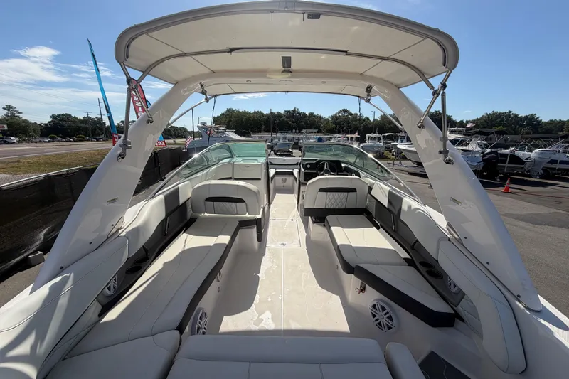 Slide: The Image of Vista interior de un barco Regal 26 FasDeck 2021 en el puerto. - 24