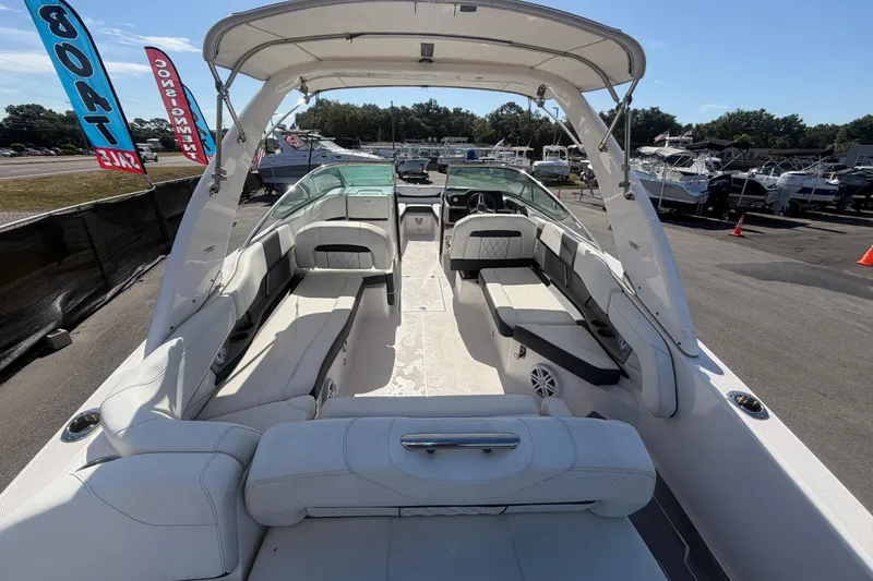 Slide: The Image of Innenansicht eines 2021 Regal 26 FasDeck Bootes im Freien. - 13