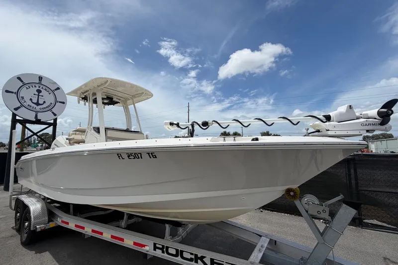 Slide: The Image of Un Boston Whaler 250 Dauntless 2022 sur une remorque, équipé d'un système Garmin. - 1