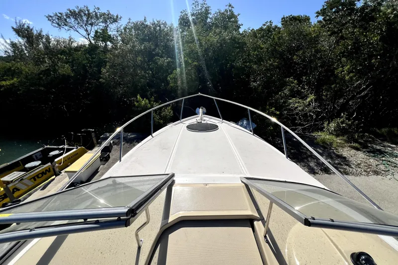 Slide: The Image of Regal 26 XO 2021 Boot auf Wasser mit Bäumen im Hintergrund. - 31