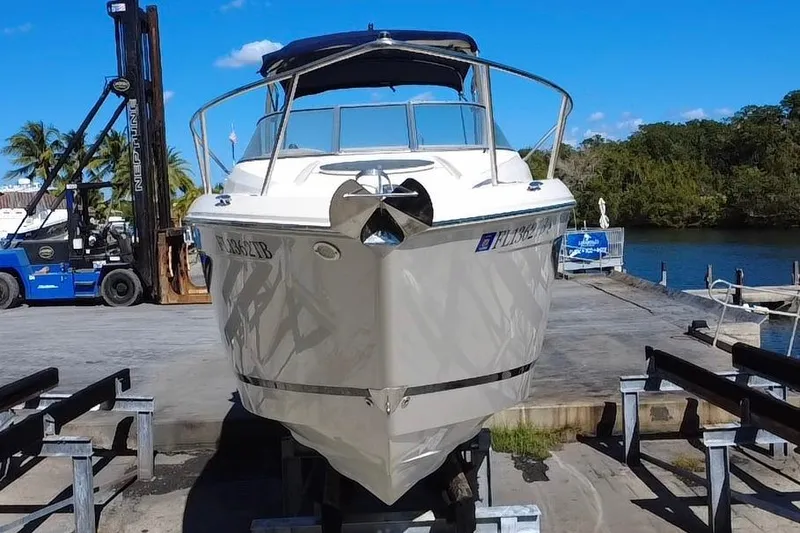 Slide: The Image of Regal 26 XO 2021 Boot auf einem Anhänger am Dock. - 16