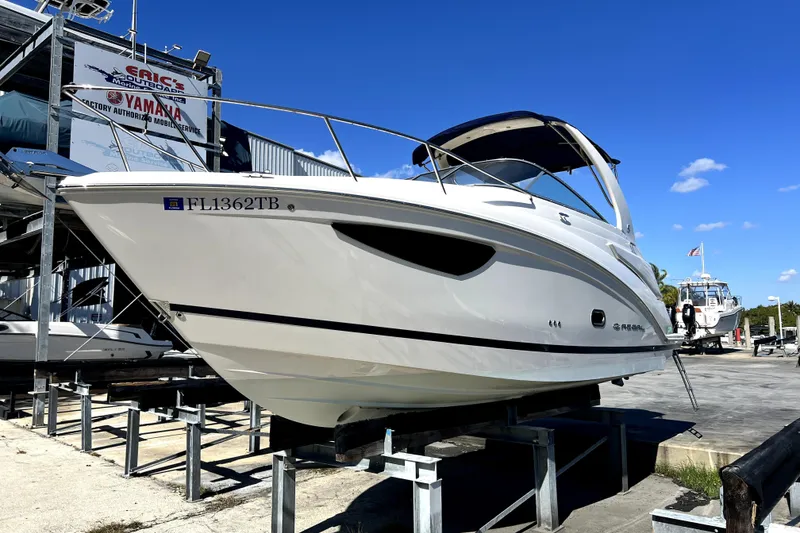 The Image of Barco Regal 26 XO 2021 en un soporte de barco. - 0