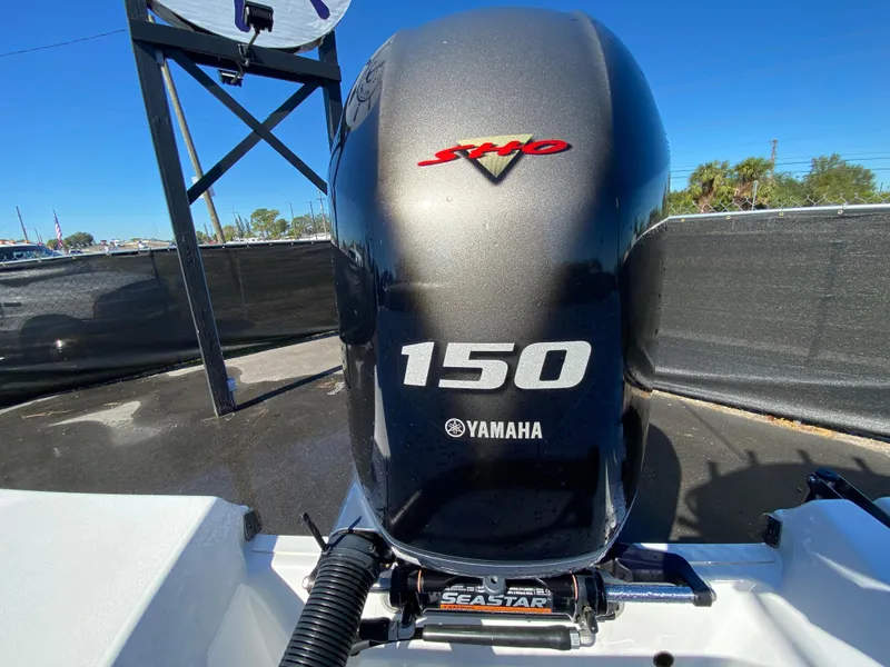 Slide: The Image of Motor fuera de borda Yamaha 150 HP en un barco Sportsman Heritage 211 de 2021. - 47
