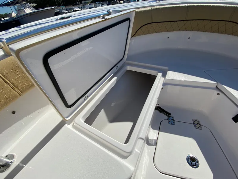 Slide: The Image of 2021 Sportsman Heritage 211 Center Console opbergvak open. - 28