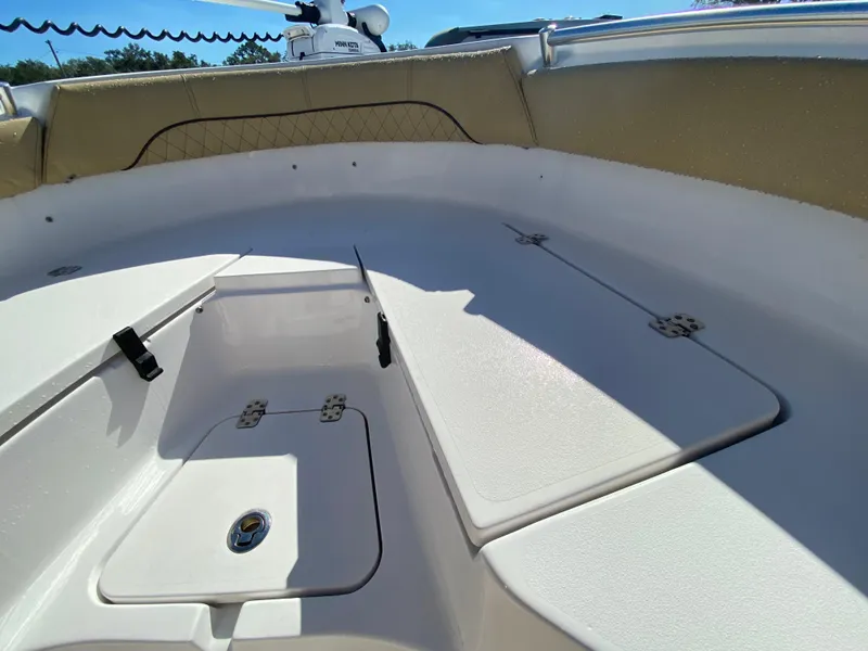 Slide: The Image of Vista interna della barca Sportsman Heritage 211 Center Console, modello 2021. - 29
