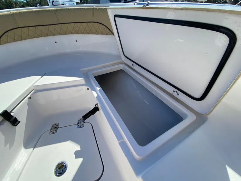 Slide: The Image of Compartimento de almacenamiento abierto del Sportsman Heritage 211 Center Console 2021. - 30