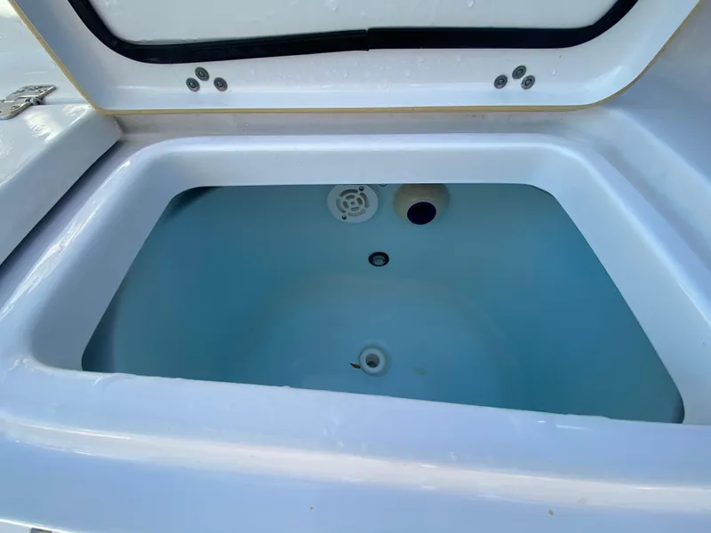 Slide: The Image of Offener Stauraum im Sportsman Heritage 211 Center Console Boot, Baujahr 2021. - 46