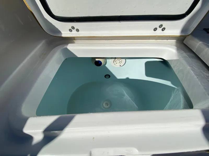 Slide: The Image of Compartiment de rangement ouvert dans le Sportsman Heritage 211 Center Console 2021. - 42