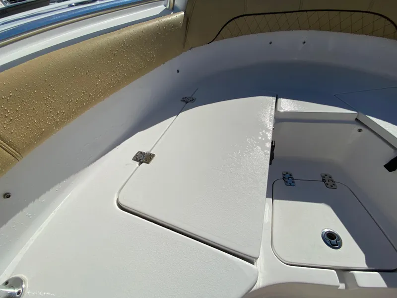 Slide: The Image of Vista interior del barco Sportsman Heritage 211 Center Console 2021. - 27