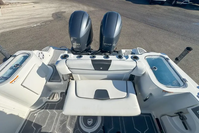 Slide: The Image of 2021 Wellcraft 262 Fisherman boat with dual 200 HP engines and spacious seating. - 31