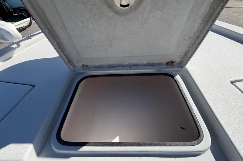 Slide: The Image of Compartiment de rangement ouvert sur un bateau Blazer Bay 2200 Fisherman 2020. - 33
