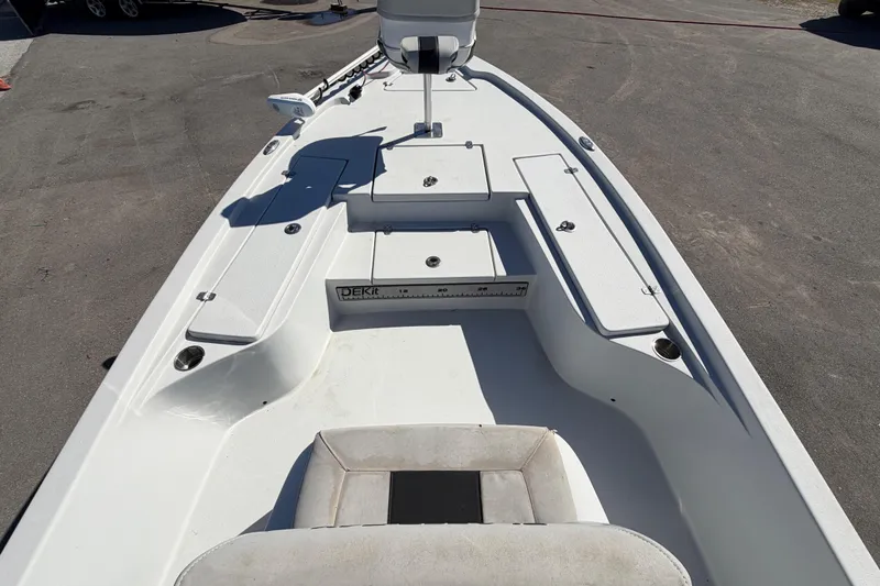 Slide: The Image of Cubierta del barco Blazer Bay 2200 Fisherman 2020 con compartimentos de almacenamiento. - 27