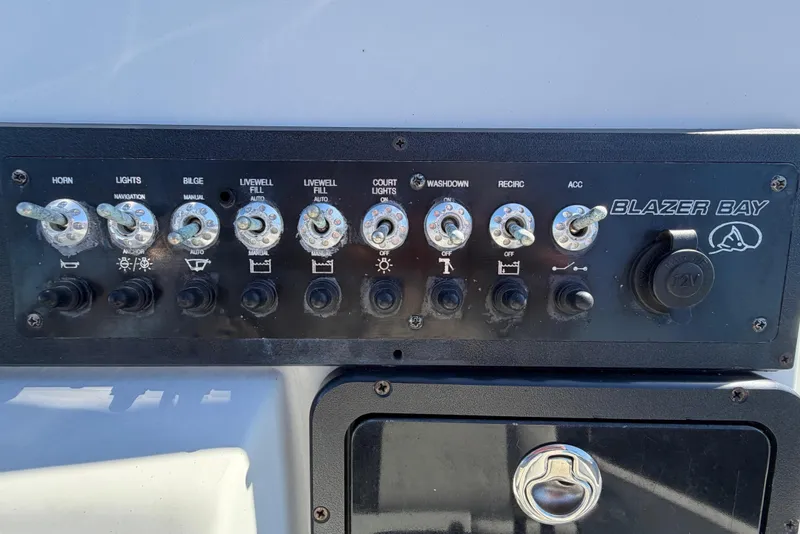 Slide: The Image of Schalttafel des Blazer Bay 2200 Fisherman Bootes, Baujahr 2020. - 20