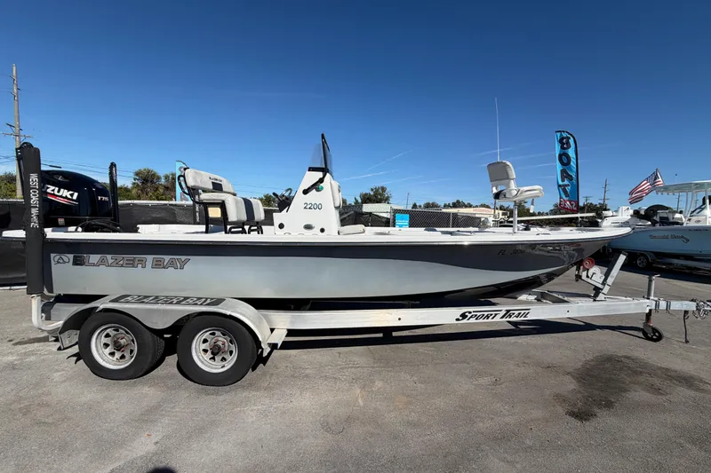 Slide: The Image of Blazer Bay 2200 Fisherman 2020 su rimorchio, vista laterale. - 1