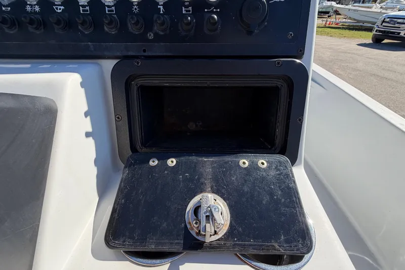 Slide: The Image of Dashboard van de Blazer Bay 2200 Fisherman 2020 met schakelaars. - 23