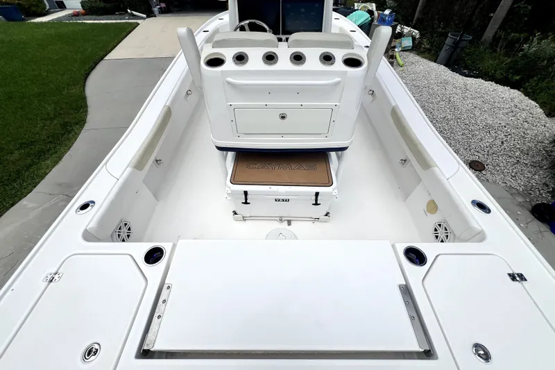 Slide: The Image of La imagen muestra la cabina de un barco Caymas 26 HB de 2020 con interior blanco. - 29